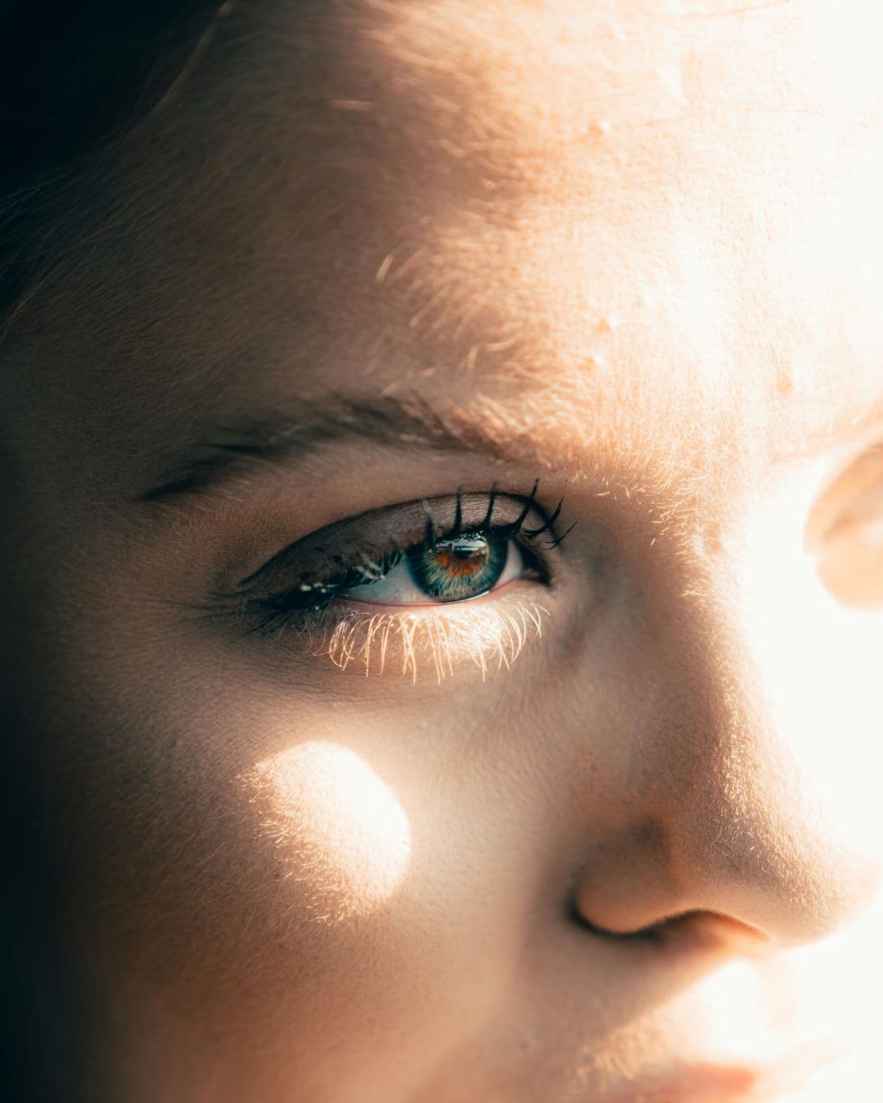 Nahaufnahme eines Auges im Sonnenlicht – der Blick als starkes Signal der Körpersprache