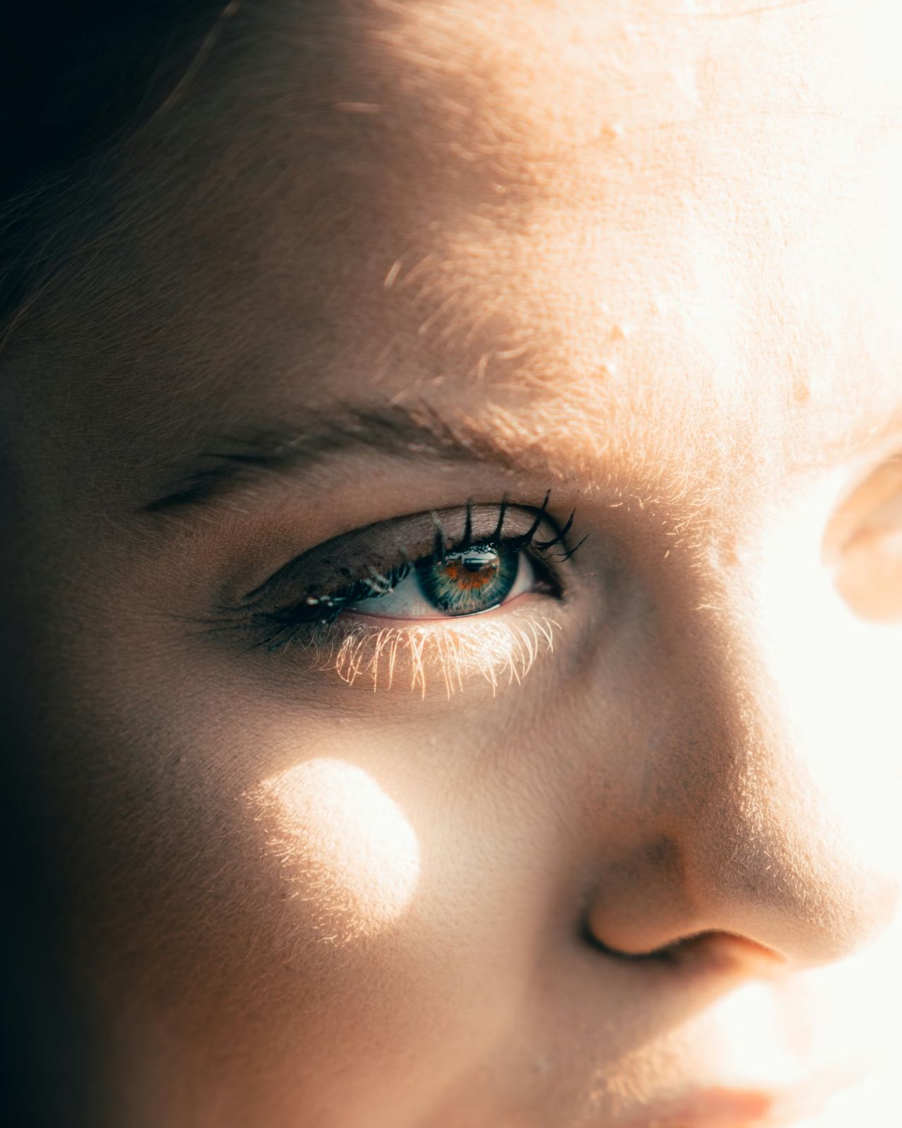 Nahaufnahme eines Auges im Sonnenlicht – der Blick als starkes Signal der Körpersprache