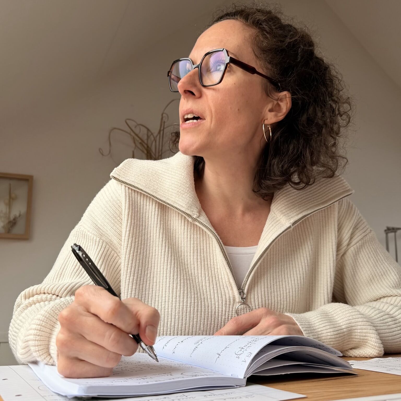 Eva Padjen schreibt konzentriert mit – souverän mit Störern im Training umgehen